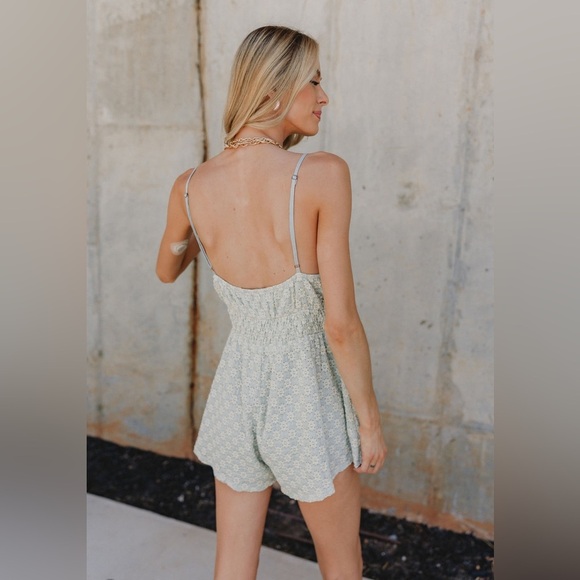 NWT New In Light Blue Floral Daisy Romper Size Small - Picture 4 of 7